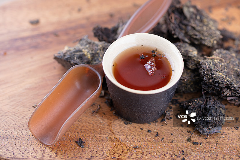 泡好的一杯茶在黑茯茶中间图片素材