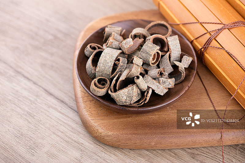 一盘中药厚朴在砧板上图片素材