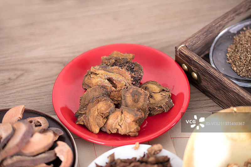 中药大黄在盘子里和其它药材图片素材