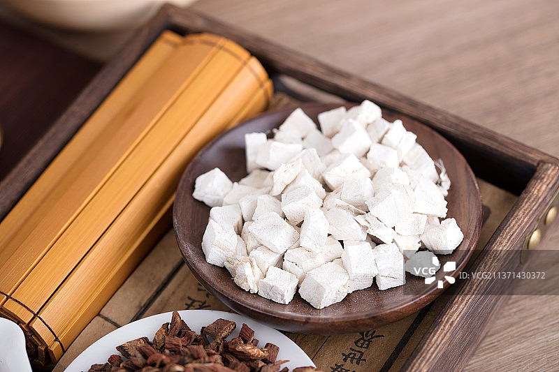 一盘中药葛根在木盒里图片素材