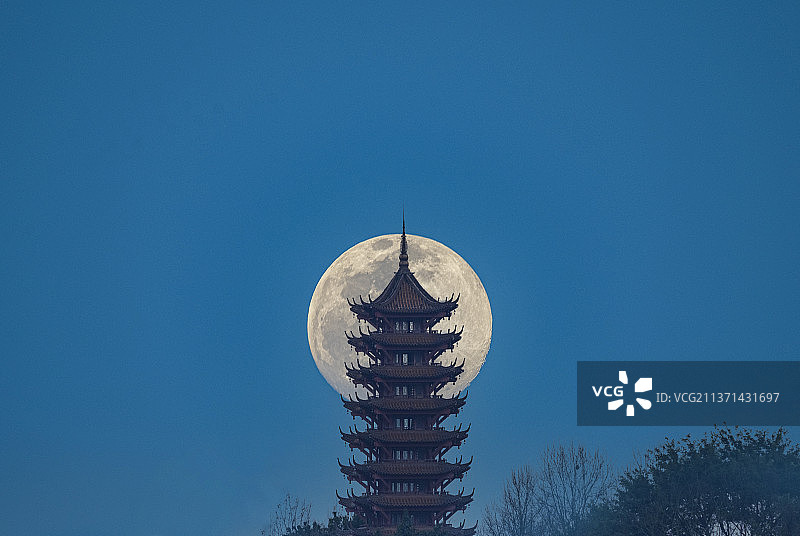 重庆照母山览星楼月亮图片素材