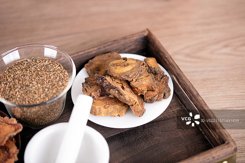 一盘中药大黄在药盒里图片素材