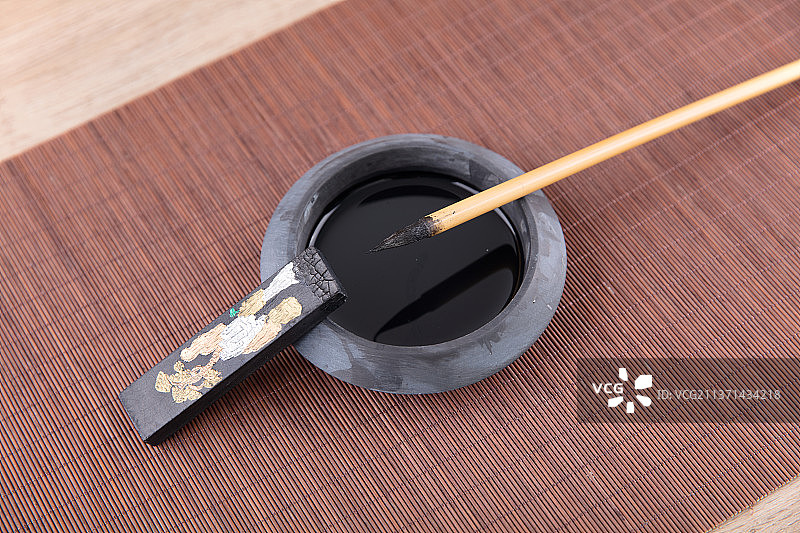 盛着墨水的砚台和毛笔图片素材