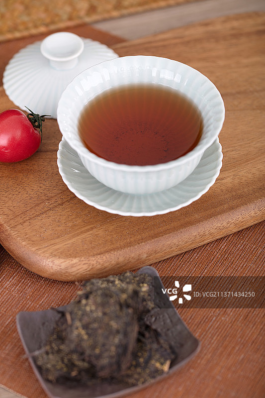 泡好的盖碗茶黑茶茶汤图片素材
