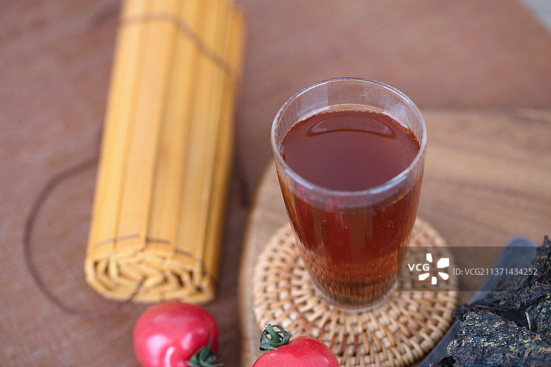 黑茶和竹简及几个圣女果图片素材