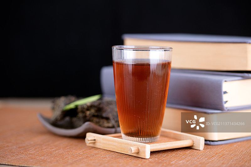 黑茶茶水在几本书旁边图片素材