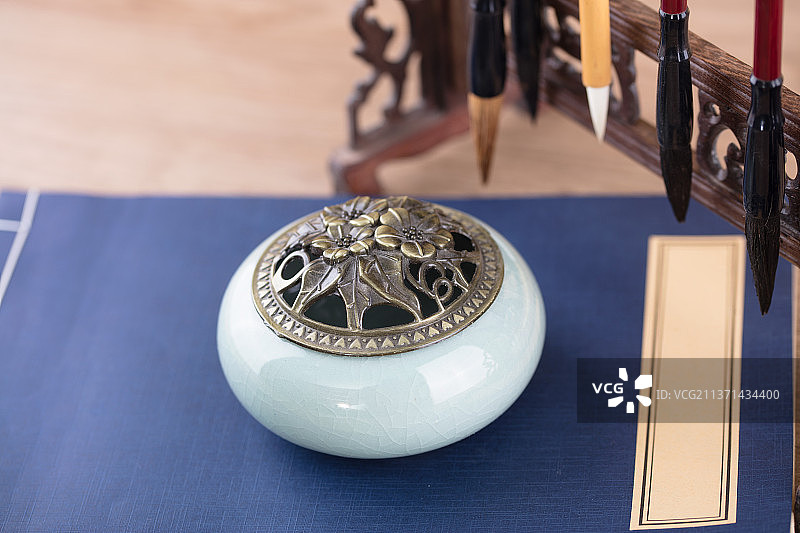 一个香薰炉在线装书籍上图片素材