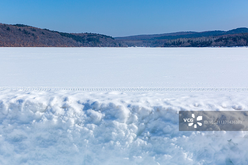 长春净月潭冰雪覆盖的湖面图片素材