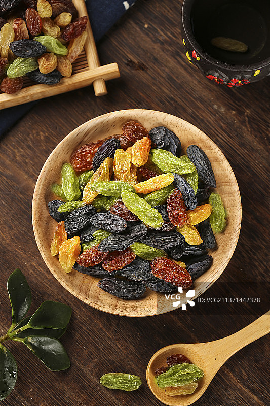 一盘混合葡萄干图片素材