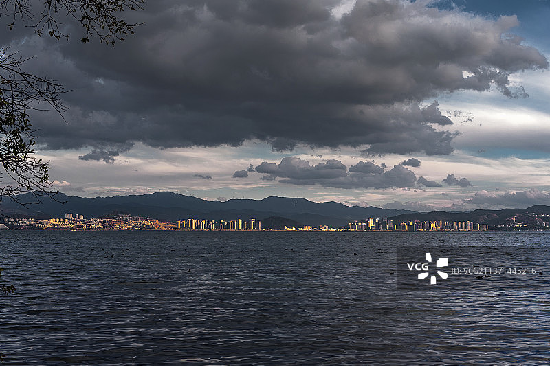 夕阳晚照下关镇图片素材