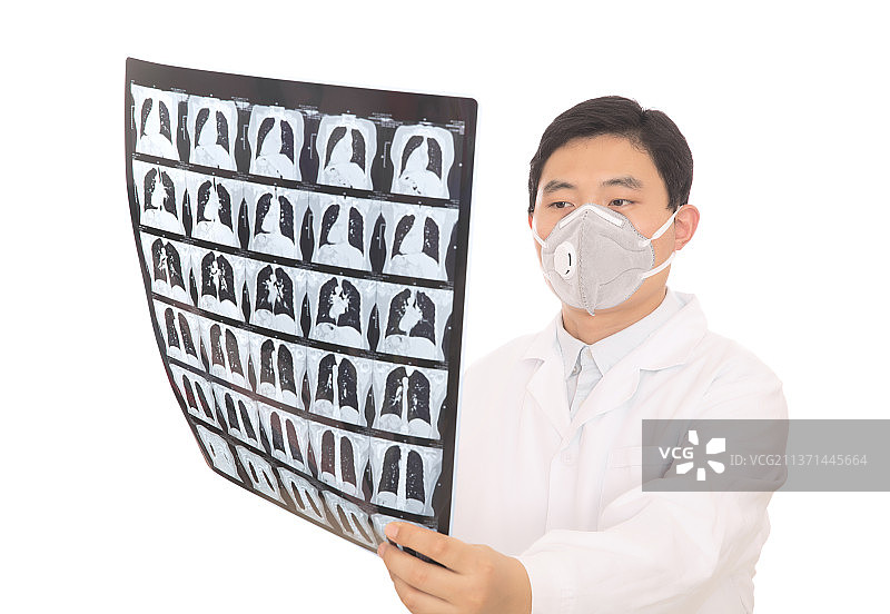 大夫在仔细查看肺部X光片图片素材