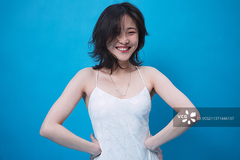 穿着沙滩裙的年轻女人图片素材