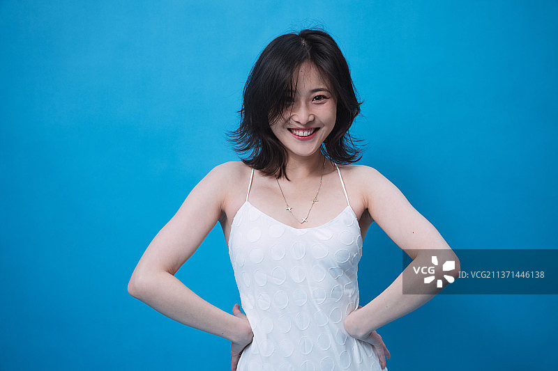 穿着沙滩裙的年轻女人图片素材