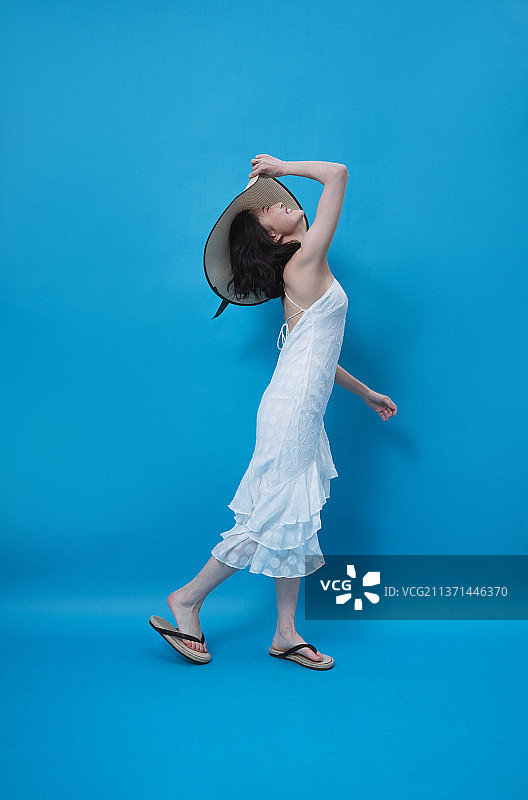 穿着沙滩裙的年轻女人图片素材