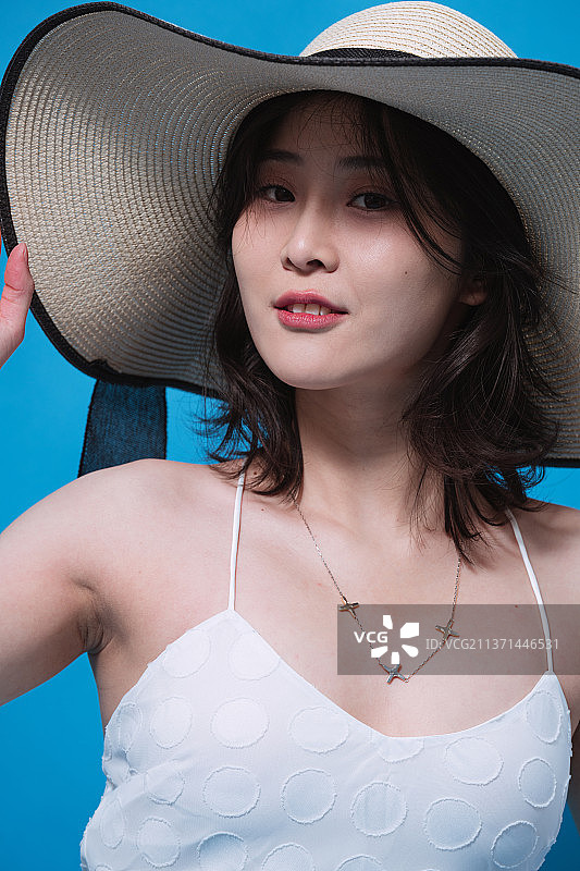 穿着沙滩裙的年轻女人图片素材