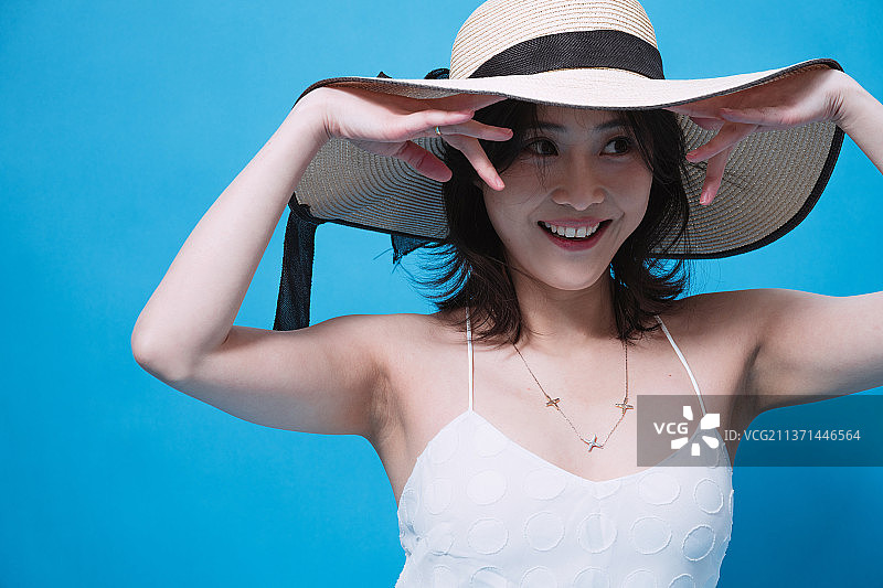 穿着沙滩裙的年轻女人图片素材