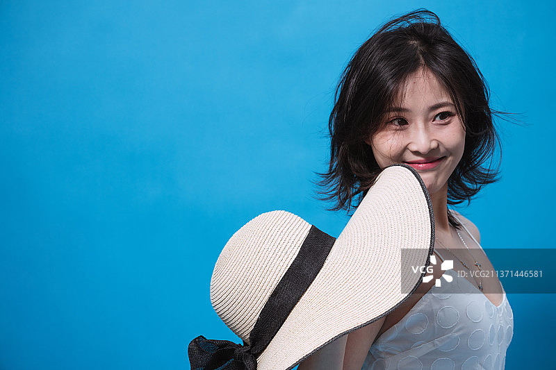 穿着沙滩裙的年轻女人图片素材