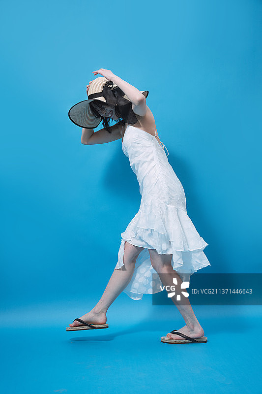 穿着沙滩裙的年轻女人图片素材