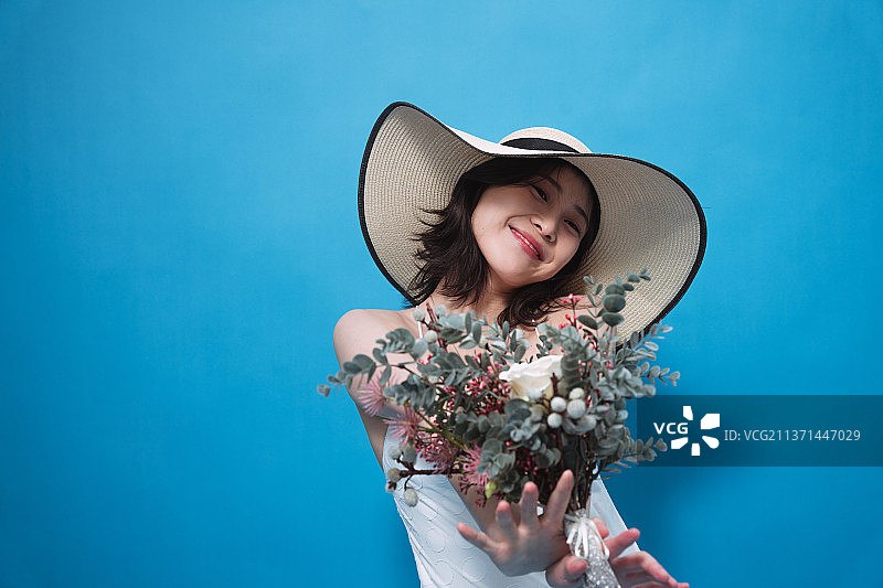 穿着沙滩裙的年轻女人图片素材