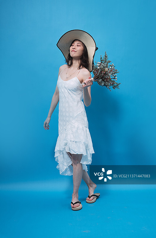 穿着沙滩裙的年轻女人图片素材