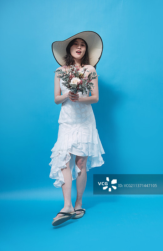 穿着沙滩裙的年轻女人图片素材