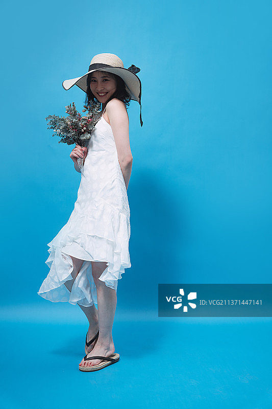 穿着沙滩裙的年轻女人图片素材