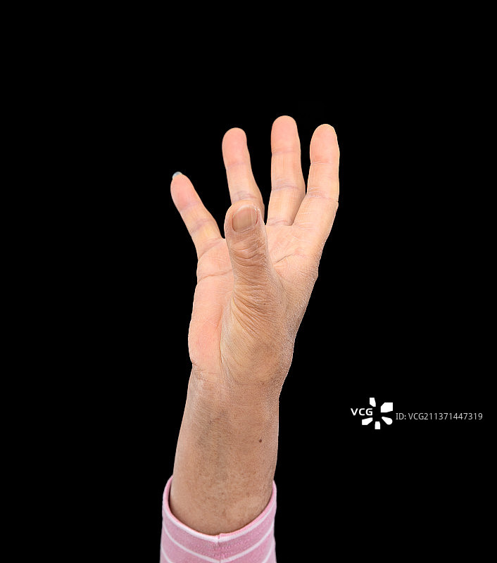 黑背景前一只向上抓取的手图片素材