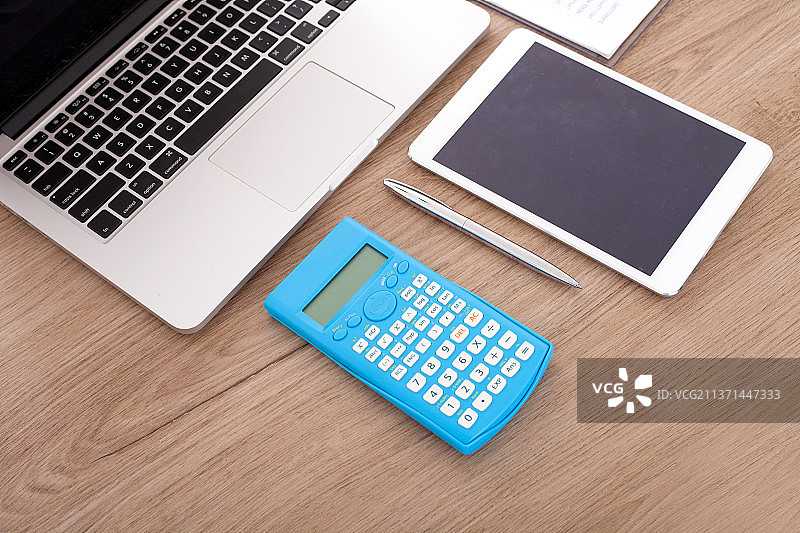 办公桌上各种办公工具图片素材