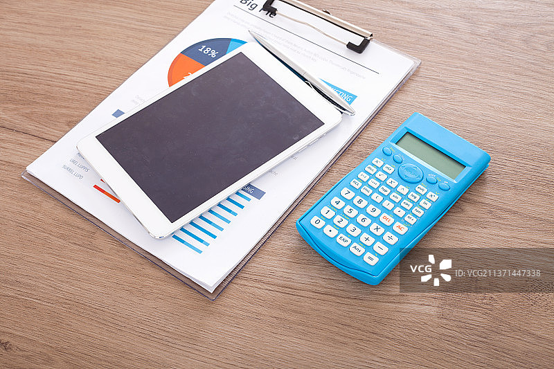 工作使用的平板电脑和文件资料图片素材