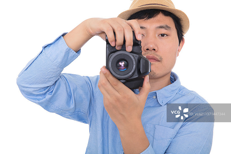 穿着时尚的男摄影师在拍照图片素材