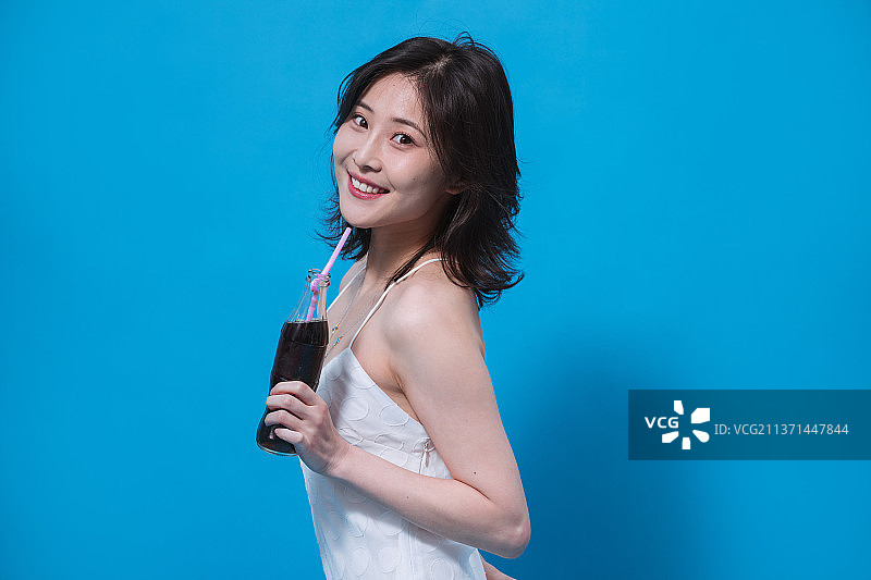 喝着可乐的年轻女孩图片素材