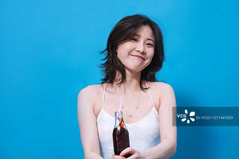 喝着可乐的年轻女孩图片素材
