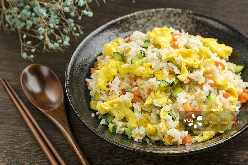 一碗鸡蛋炒米饭摆放在木桌面上特写图片素材
