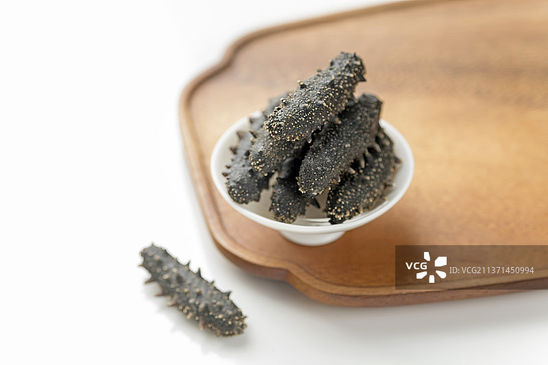 海参摆放在白色背景上特写图片素材