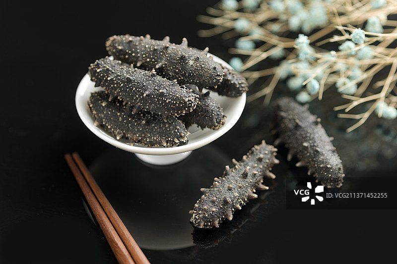 海参摆放在黑色背景上特写图片素材