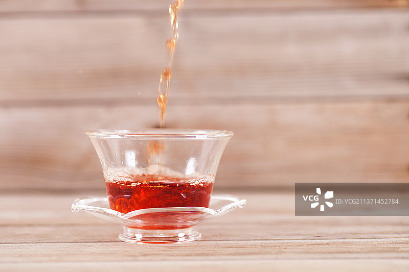 往玻璃杯里倒红茶图片素材