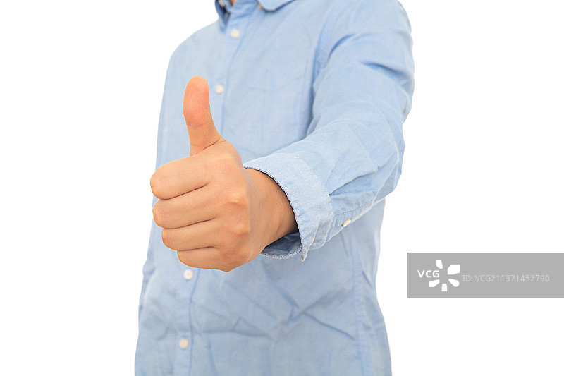 穿着蓝色衬衣的男士竖起大拇指图片素材