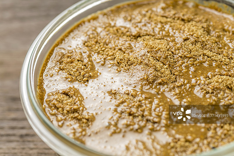 天津特色小吃一碗面茶摆放在木桌面上特写图片素材