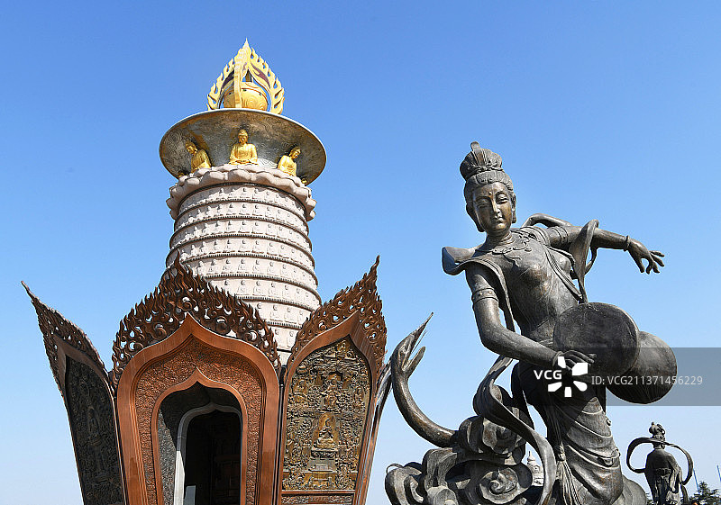 江苏徐州国家4A级旅游景区蟠桃山佛教文化景区的主体景观——宝莲寺图片素材