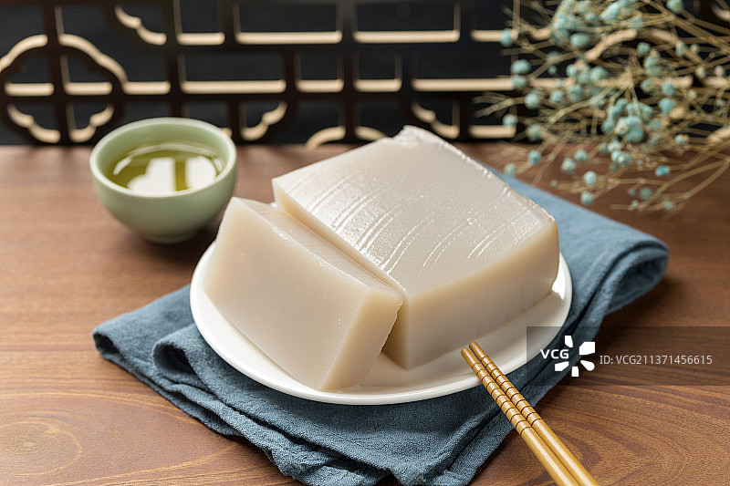 天津小吃焖子特写木桌面深色调图片素材