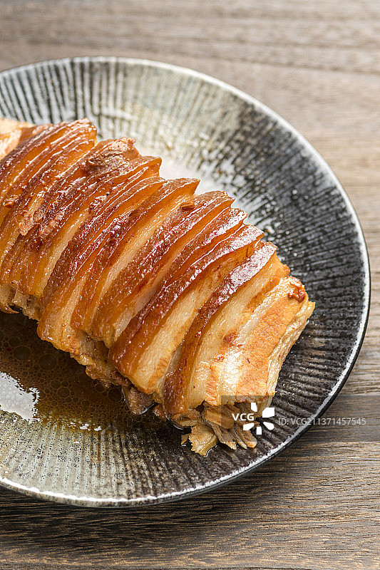 一盘扣肉摆放在木桌面上特写图片素材