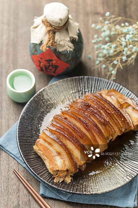 一盘扣肉摆放在木桌面上特写图片素材