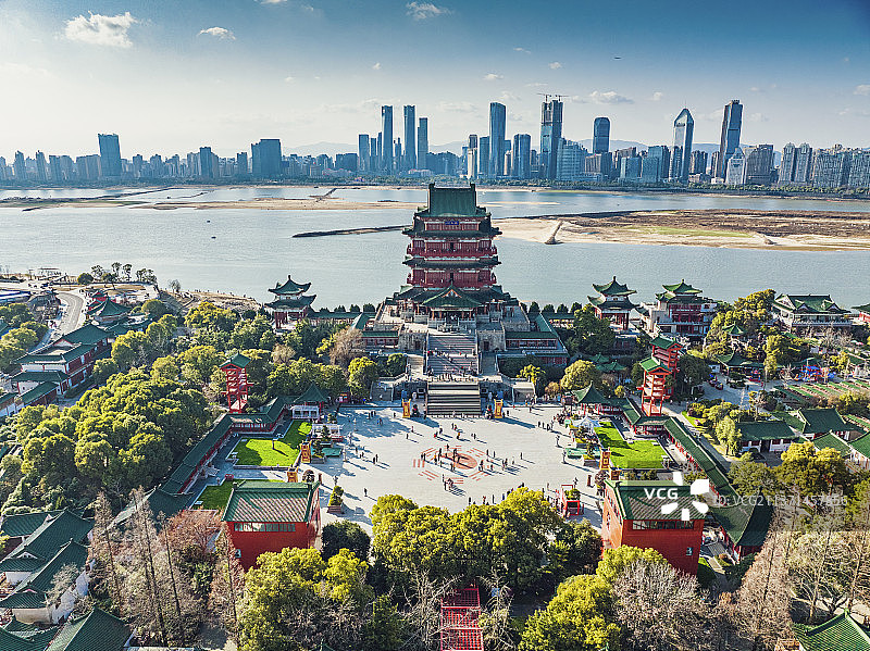 航拍南昌滕王阁景区与远处红涂摊对比图片素材