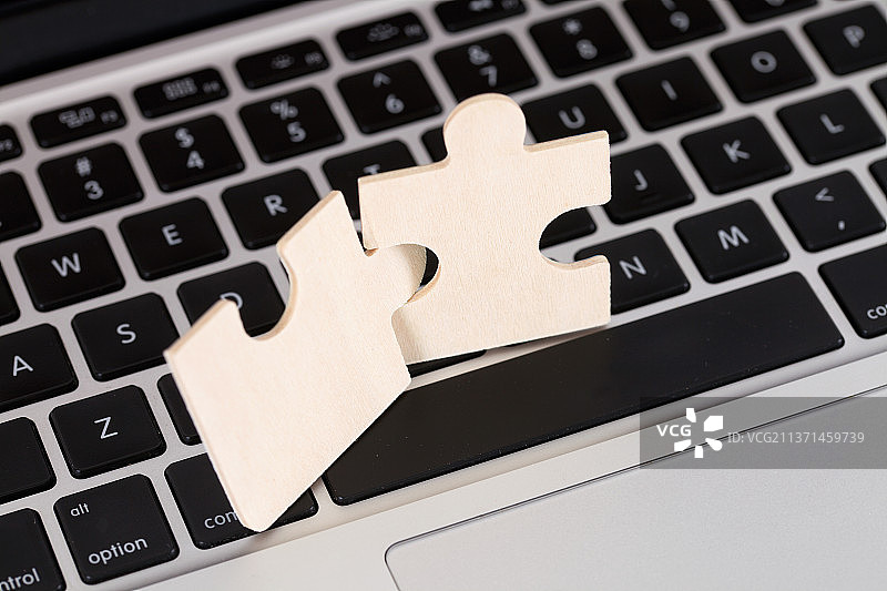 电脑键盘上的拼图拼接图片素材