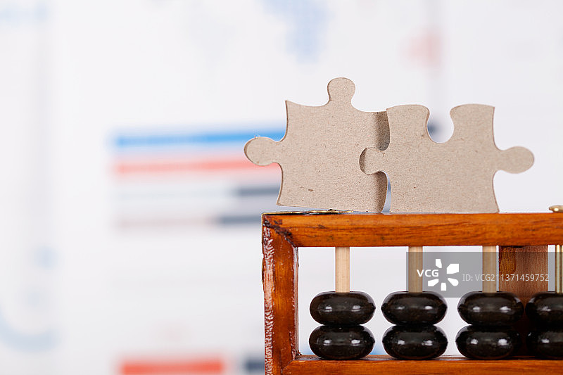 中国传统算珠上的拼图图片素材