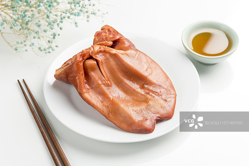 一盘酱猪耳摆放在白色背景上图片素材