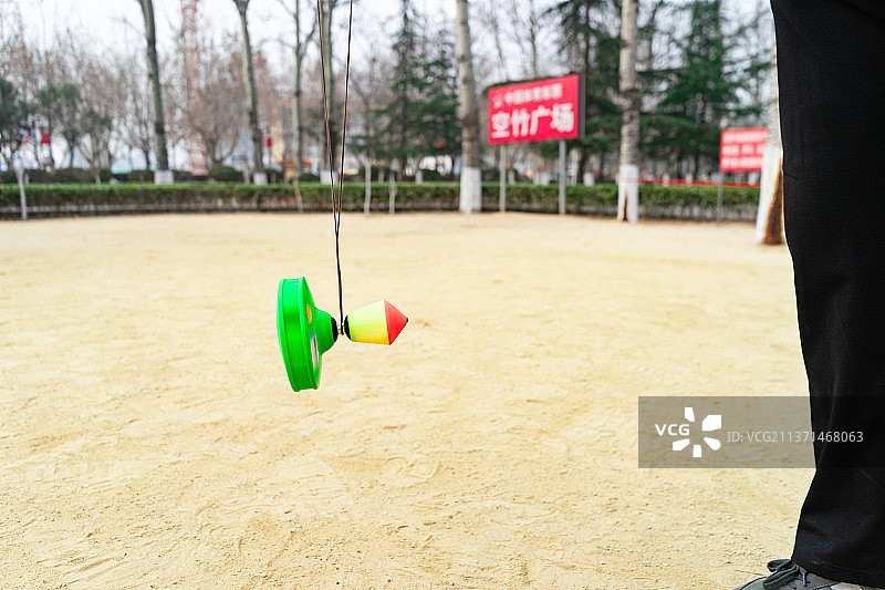 中国山东省泰安市新泰县新泰体育公园的空竹广场，正在抖空竹的老人图片素材
