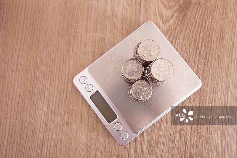 精密电子秤和称重的硬币图片素材