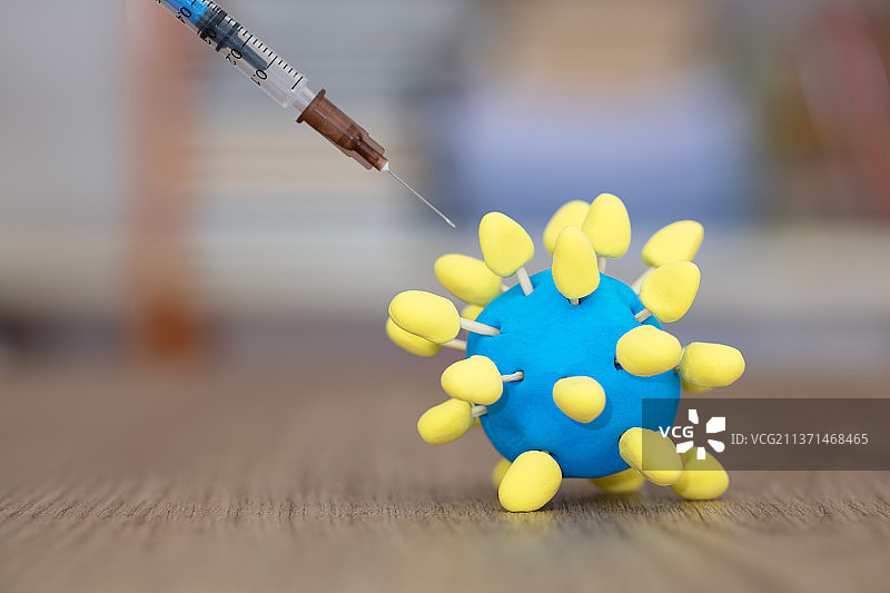 新冠病毒模型和针管子图片素材