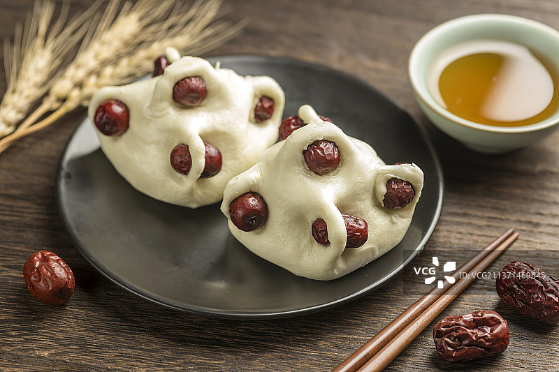 传统面食红枣花馍特写古窗棂木桌面背景图片素材